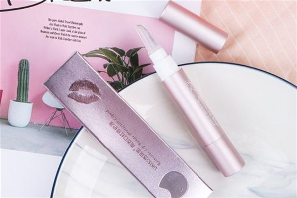 口红雨衣涂在口红前面还是后面 口红雨衣的正确使用方法 口红雨衣涂在口红前面还是后面 口红雨衣的正确使用方法