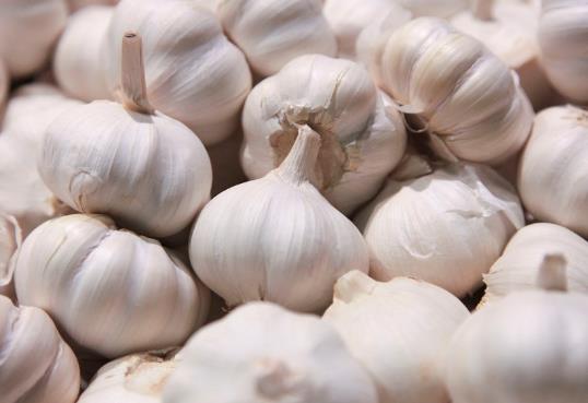 大蒜怎样剥既快又不辣手?大蒜发黄是黄曲霉素吗