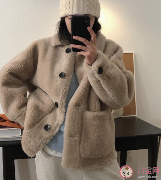 羊羔毛外套能水洗吗 ?羊羔毛外套和纸一起洗沾满了纸屑怎么处理 羊羔毛外套能水洗吗 ?羊羔毛外套和纸一起洗沾满了纸屑怎么处理