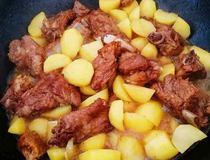 排骨土豆家常做法 7步教你做简单美味红烧排骨土豆块7