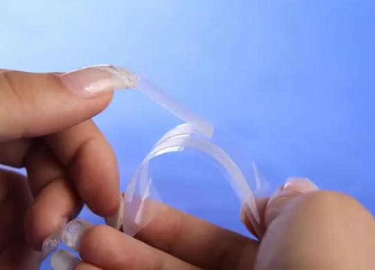 用完美白牙贴怎么清洁牙齿?贴美白牙贴有口水要吐出来吗