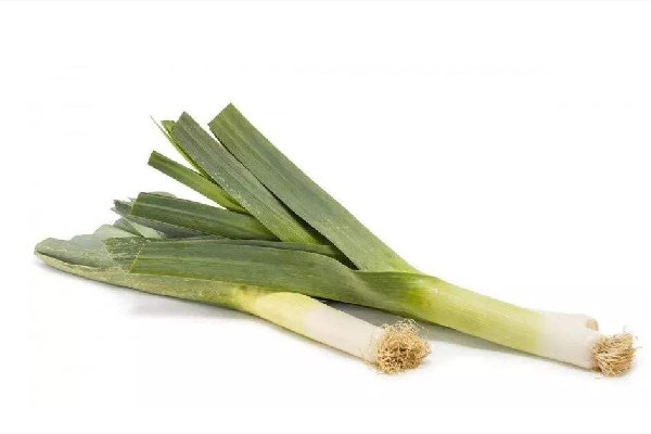 大葱是生吃好还是熟吃好 大葱生吃要蘸什么酱 大葱是生吃好还是熟吃好 大葱生吃要蘸什么酱