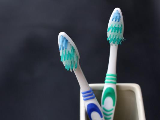 牙刷毛变黑怎么清洗?老年人适合用什么牙刷