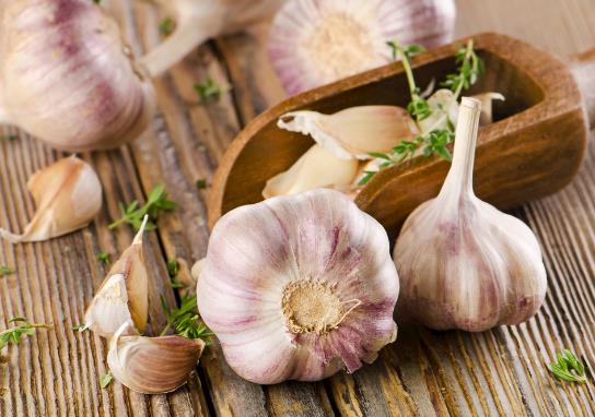 大蒜怎样剥既快又不辣手?大蒜发黄是黄曲霉素吗