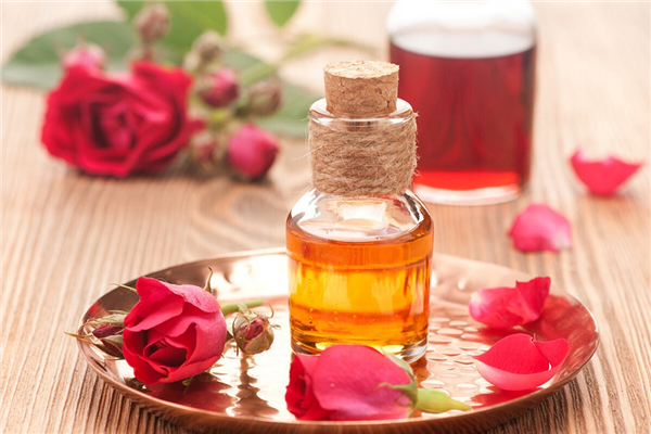 玫瑰精油可以直接滴在肚脐眼里吗 玫瑰精油滴肚脐眼里有什么作用 玫瑰精油可以直接滴在肚脐眼里吗 玫瑰精油滴肚脐眼里有什么作用