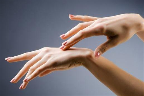 手上一直裂口子怎么办 手上裂口不愈合怎么回事