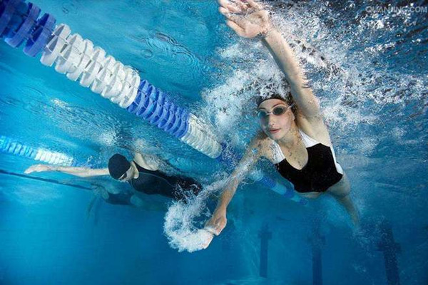 游泳一周几次合适 游泳的好处及作用
