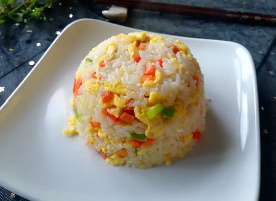 蛋炒饭做出来黏乎乎是怎么回事?蛋炒饭一定要用过夜的米饭吗