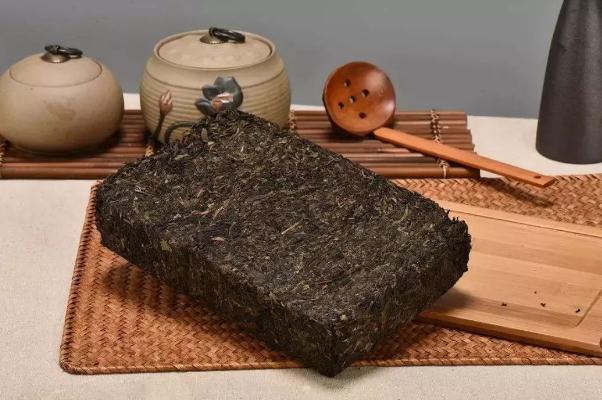 黑茶是发酵的茶吗 黑茶是全发酵还是半发酵 黑茶是发酵的茶吗 黑茶是全发酵还是半发酵