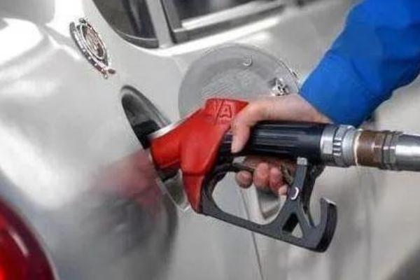 汽车加油加满好还是不加满好 汽车加油多少钱一升 汽车加油加满好还是不加满好 汽车加油多少钱一升