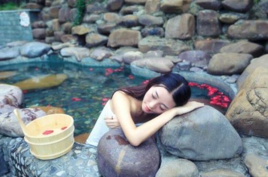 泡温泉一般是裸泡还是穿裤子泡?女生泡温泉穿什么泳衣