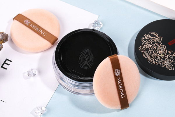 散粉和蜜粉一样吗 散粉和蜜粉有啥区别 散粉和蜜粉一样吗 散粉和蜜粉有啥区别