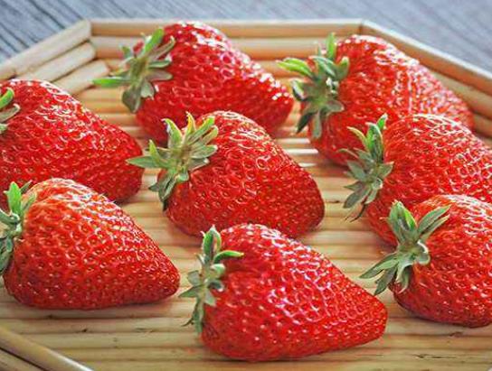 为什么草莓一洗就不甜了?草莓洗了水都是红的正常吗