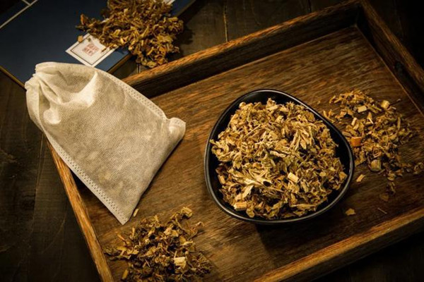 艾叶可以泡酒喝吗 艾叶泡酒是干的好还是新鲜的好 艾叶可以泡酒喝吗 艾叶泡酒是干的好还是新鲜的好