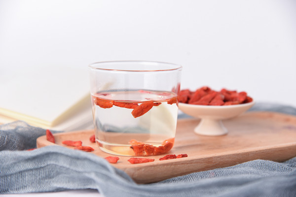 枸杞子泡水能隔夜喝吗 枸杞子泡水可以减肥吗 枸杞子泡水能隔夜喝吗 枸杞子泡水可以减肥吗